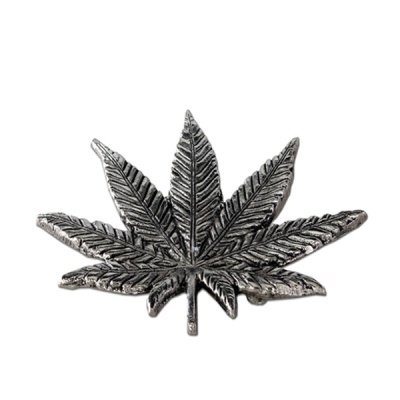 Folha decorativa prateada em metal com textura detalhada