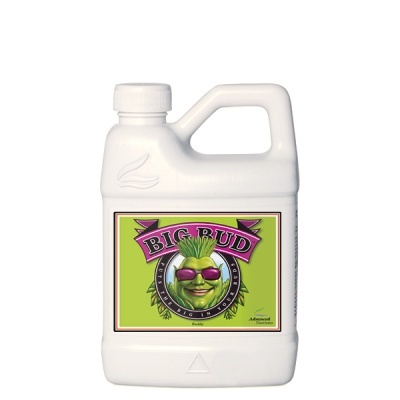 Frasco branco com etiqueta verde e rosto sorridente com óculos roxos