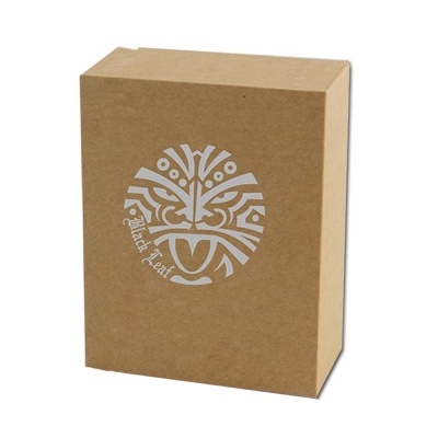 Caixa de cartão castanho com logótipo tribal branco e texto Black Leaf