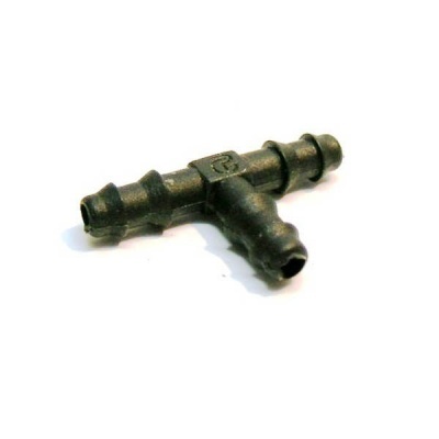 Conector plástico preto em forma de T com relevo 'R'