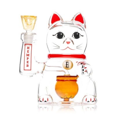 Objeto de vidro em forma de gato com detalhes vermelhos e inscrição HEMPER.