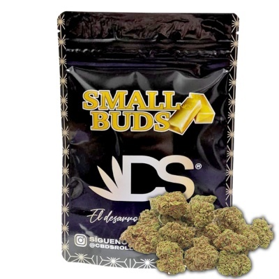 Pacote preto de CBD com flores de cannabis verdes secas em frente.