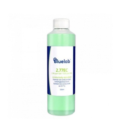Frasco plástico transparente com líquido verde claro e rótulo Bluelab com tampa branca