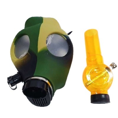 Máscara antigás camuflada verde e castanho ao lado de bong amarelo translúcido