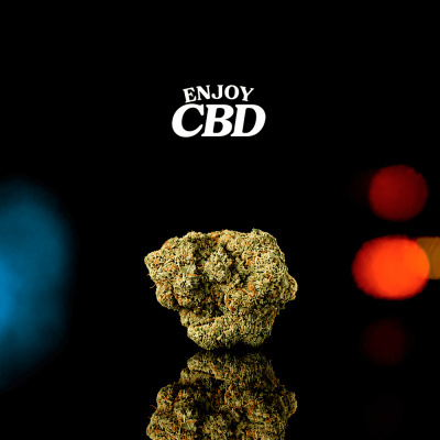 Flor seca verde com texto ENJOY CBD em fundo preto