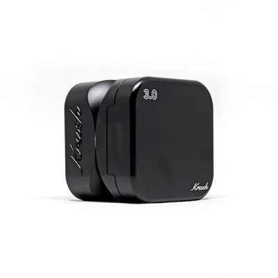 Moedor preto quadrado com inscrições 3.0 e Kush