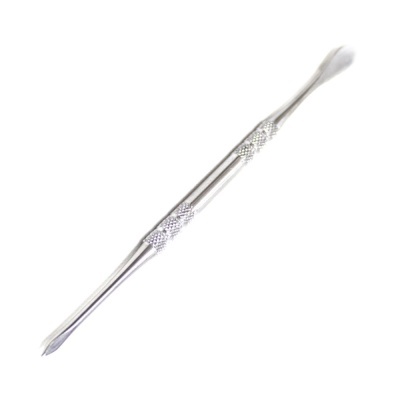 Utensílio metálico prateado com textura antiderrapante no centro.