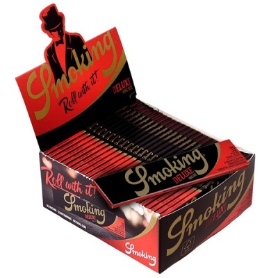 Expositor de papel para enrolar cigarros Smoking Deluxe em embalagens vermelhas e pretas.