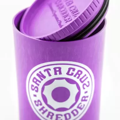Recipiente roxo com tampa roxa e texto SANTA CRUZ SHREDDER