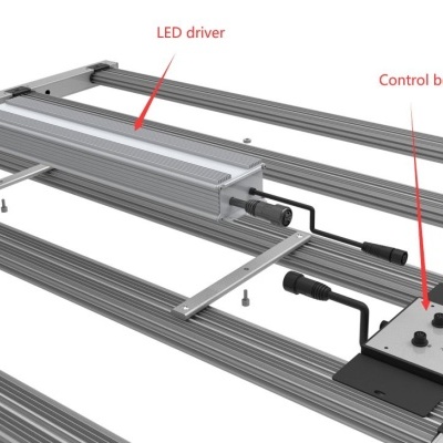 Estrutura metálica com LED driver e caixa de controlo