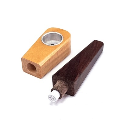Cachimbo de madeira desmontado em duas peças, uma clara e outra escura, com interior metálico e filtro branco.