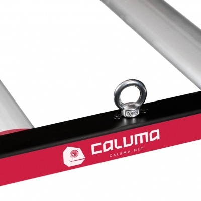 Estrutura metálica com tubos prateados e base vermelha com texto CALUMA.