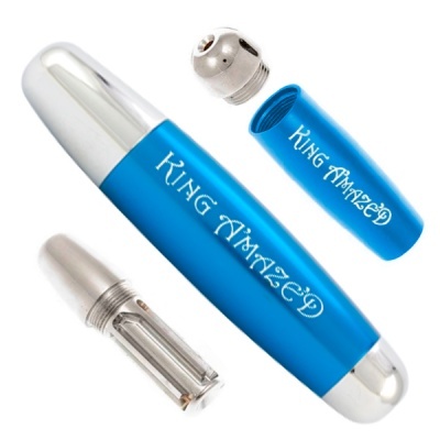 Dispositivo azul e prateado desmontado com texto KING AMAZED