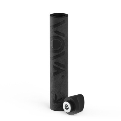 Tubo preto texturizado com texto VONV e objeto preto desmontado com superfície metálica perfurada
