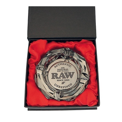 Cinzeiro metálico RAW em caixa preta com tecido vermelho