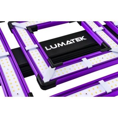 Painel LED com barras roxas e LEDs amarelos e logo LUMATEK