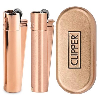 Três isqueiros metálicos cor de cobre e estojo oval com a marca CLIPPER