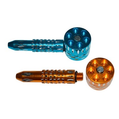 Utensílios metálicos azuis e laranja para fumar em fundo branco
