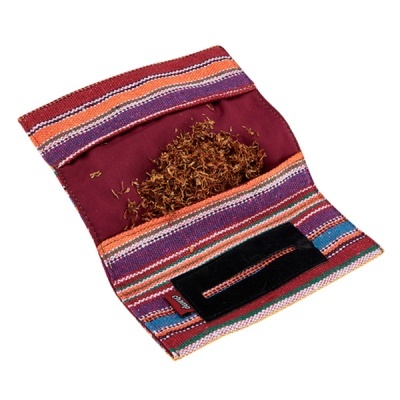 Bolsa de tecido colorido com folhas secas no interior