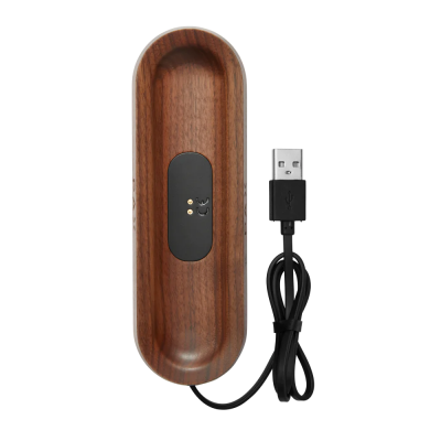 Base de carregamento em madeira com cabo USB preto