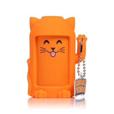 Capa protetora laranja com design de gato e etiqueta SMOKE FIENDS