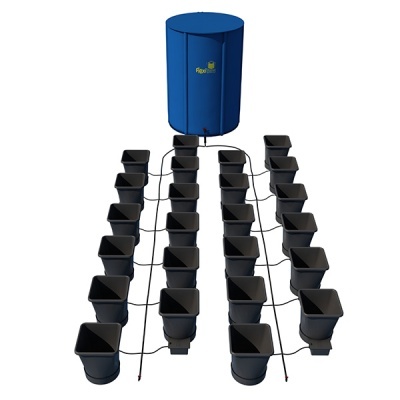 Sistema de irrigação com reservatório azul e vasos pretos conectados por tubos