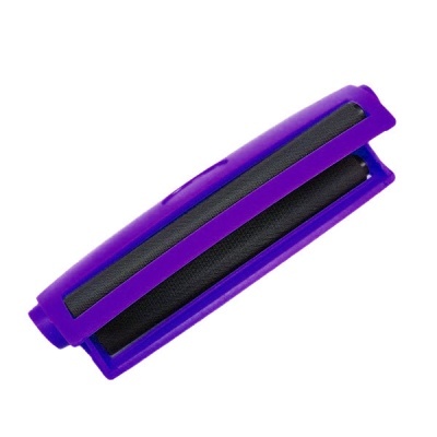 Escova de limpeza para roupas roxa com detalhes pretos