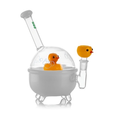 Acessório de vidro para fumar com pato amarelo dentro e cabeça de pato na tigela