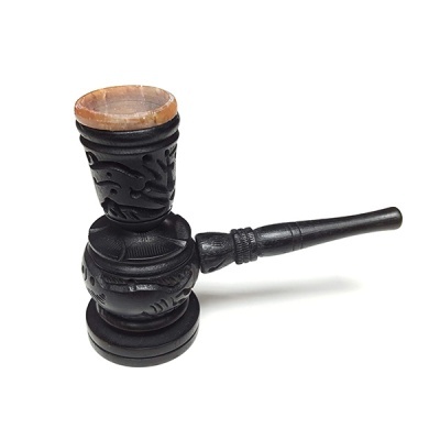 Cachimbo tradicional de madeira escura com boquilha longa