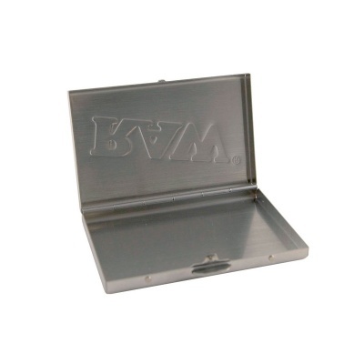Estojo metálico prateado aberto com logo BVM gravado