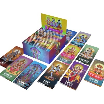 Pacotes de incenso com imagens coloridas de divindades hindus e seus nomes em caixa aberta