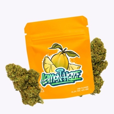 Pacote laranja de flores de cannabis Lemon Haze com três flores secas ao redor