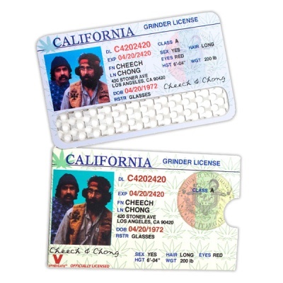 Cartas de licença de moedor de CALIFORNIA com fotos de dois homens e texto detalhado, com blister de cápsulas brancas.