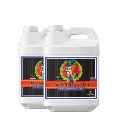 Dois frascos brancos com etiquetas de bulldog e texto Connoisseur