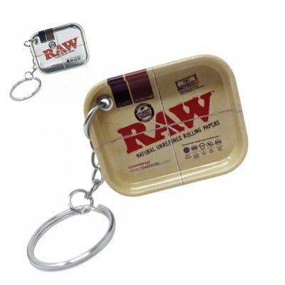 Porta-chaves metálico em forma de tabuleiro RAW Classic em bege com texto vermelho e preto, com anel metálico