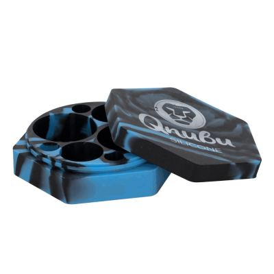 Recipiente hexagonal azul e preto em silicone com tampa e compartimentos circulares