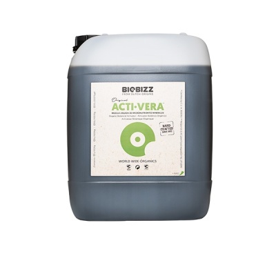 Recipiente plástico grande cinzento escuro com tampa branca e rótulo de produto líquido