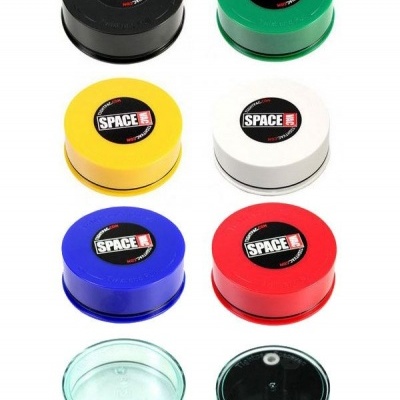 Bases redondas coloridas em plástico com etiqueta SPACE