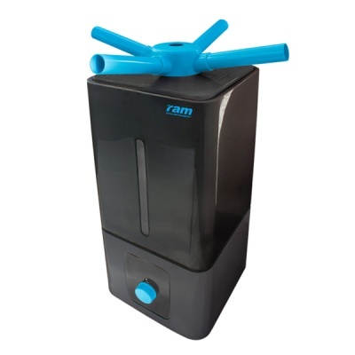 Humidificador preto com detalhes azuis e logotipo ram
