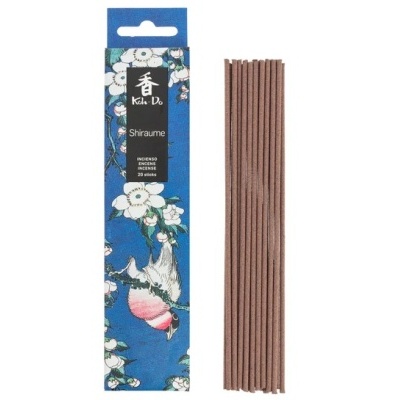 Incenso em varetas com embalagem azul decorada com flores e pássaro.