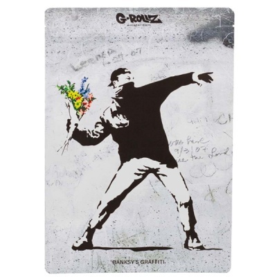 Placa metálica com grafiti de Banksy de homem lançando um ramo de flores