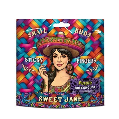 Embalagem multicolorida com padrão trançado, mulher com sombrero, texto SMALL BUDS STICKY FINGERS SWEET JANE e etiqueta roxa