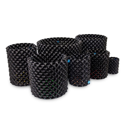 Conjunto de vasos de plantação pretos com textura pontilhada e detalhes coloridos