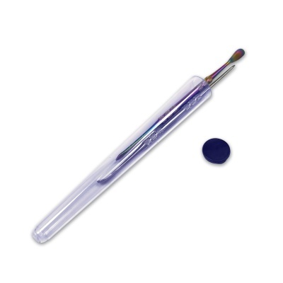 Tubo plástico com dois instrumentos metálicos coloridos e um pequeno recipiente azul