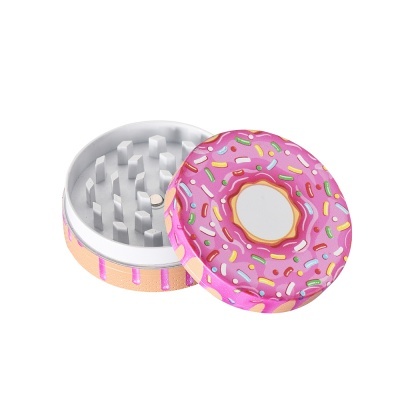 Triturador metálico decorado com padrão de donut roxo e interior com pinos para triturar.
