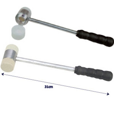 Martelos de borracha com cabos metálicos e punhos emborrachados pretos, um com cabeça metálica e protetor branco, outro com cabeça branca e faixa metálica, com indicação de 31cm
