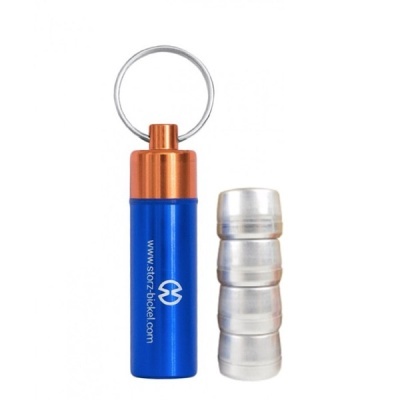 Kit com caixa portátil azul com tampa laranja e argola, e quatro cápsulas metálicas ao lado