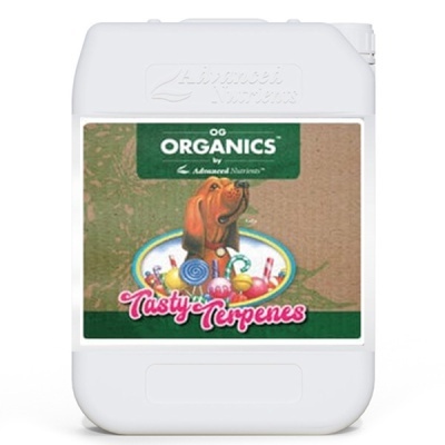 Recipiente branco de plástico com etiqueta colorida e imagem de cão e doces