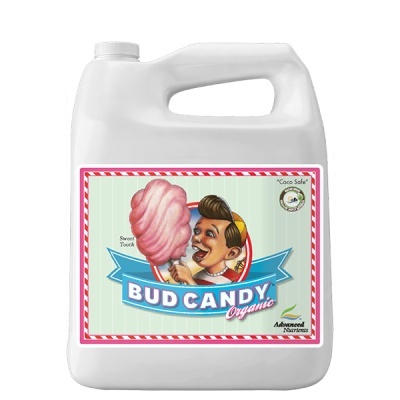Frasco branco com rótulo colorido de BUD CANDY Organic e ilustração de menino com alguidar cor-de-rosa