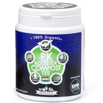 Frasco branco de plástico com rótulo colorido e textos sobre compostagem orgânica.